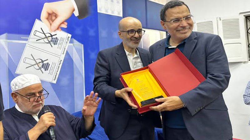 الخلفي: تكريمي تقدير لجهود أعضاء لجنة إعداد البرنامج الانتخابي للحزب